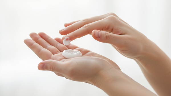 塗り薬　手　女性